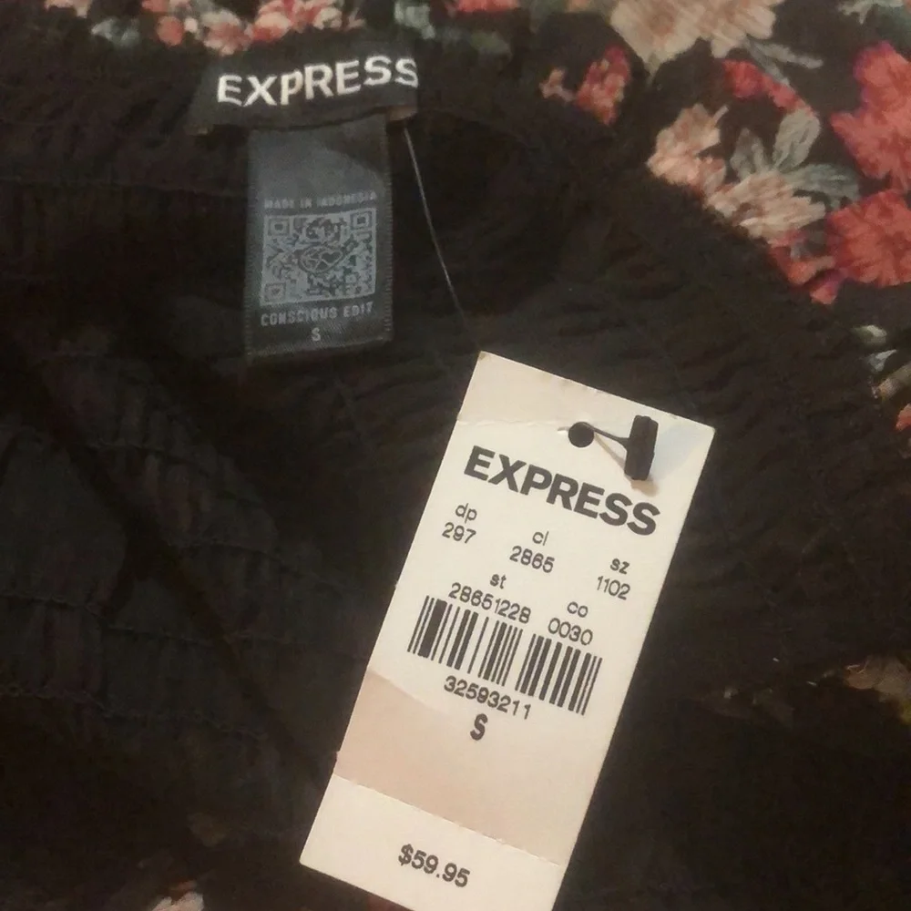 EXPRESS Black Boho Floral Top. Small Black w foral print NWT - Picture 10 of 10